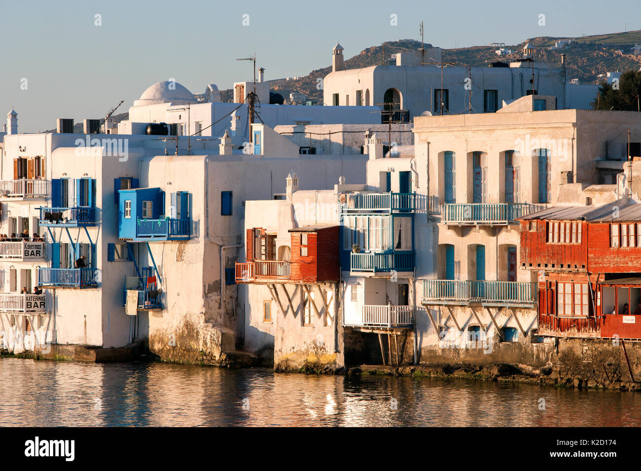 'La Petite Venise' et des réflexions des maisons dans l'eau de mer, la ville de Mykonos, l'île de Mykonos, Cyclades, Mer Égée, Grèce, en août 2007. Banque D'Images
