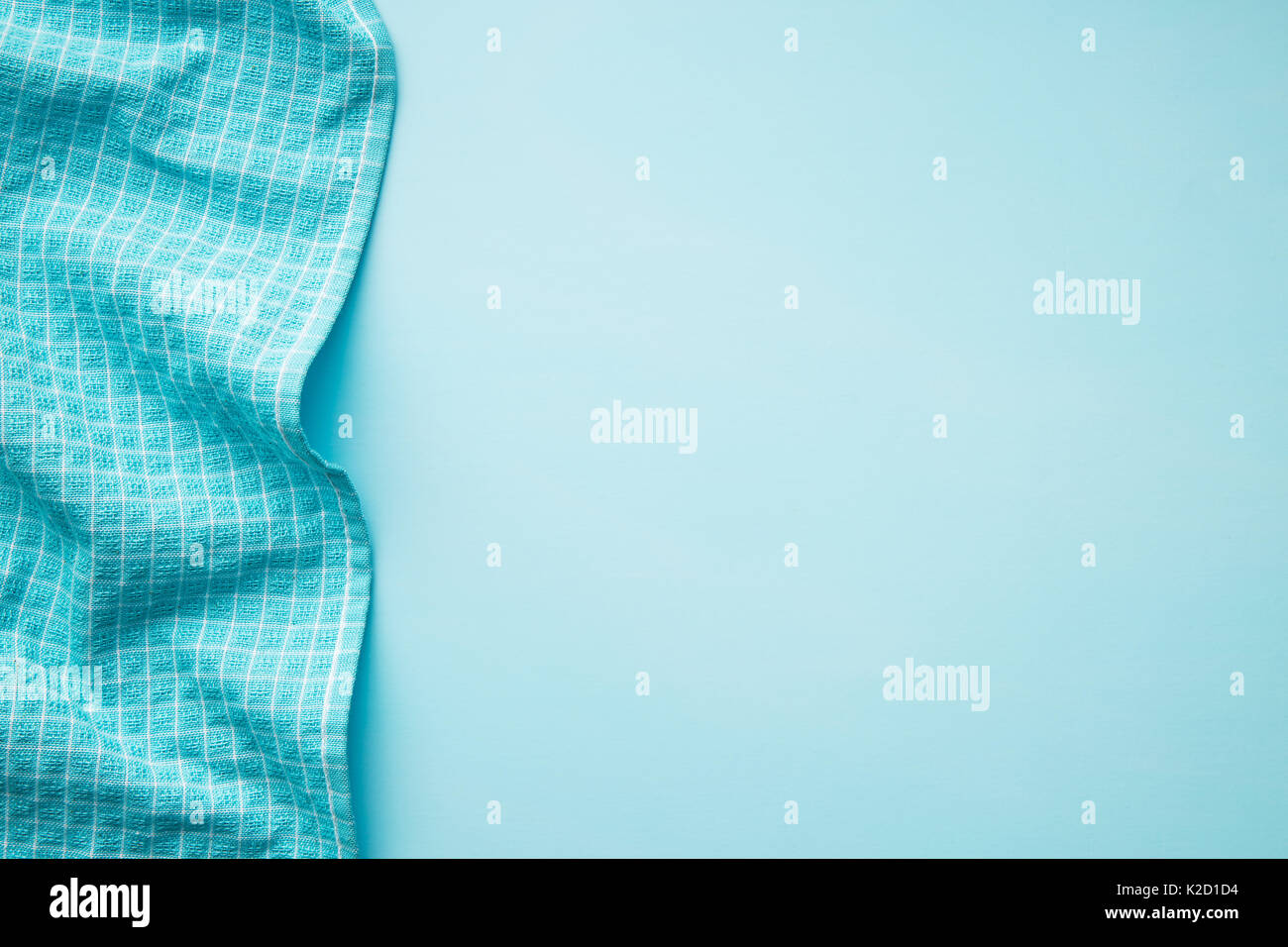 Cirée sur fond bleu. Vue de dessus de la nappe. Banque D'Images