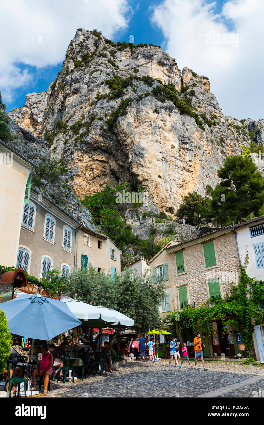 Vue des montagnes de Moustiers-Ste-Marie, village du Parc naturel des Gorges du Verdon, Alpes Haute Provence, France, juin 2015. Banque D'Images