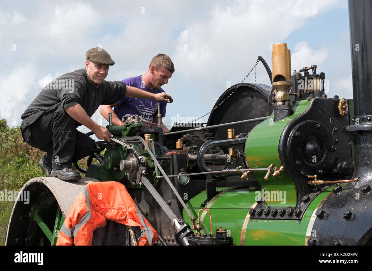 Les ingénieurs travaillant sur un moteur à vapeur à vintage rally Banque D'Images
