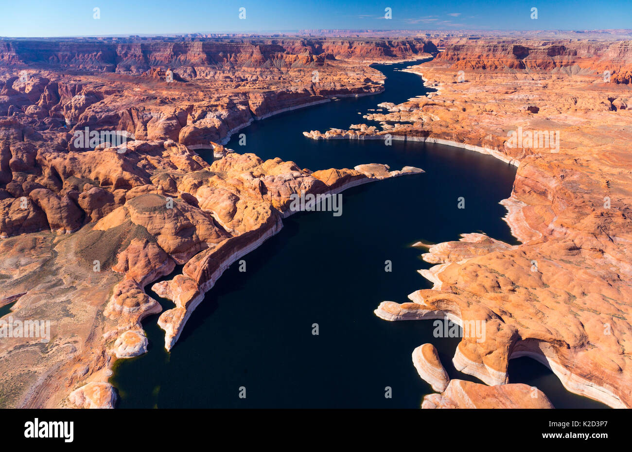 Vue aérienne du lac Powell, près de Page, Arizona et la frontière de l'Utah, USA, février 2015. Le lac Powell est un réservoir sur la rivière Colorado, et est le deuxième plus grand lac artificiel des Etats-Unis. Banque D'Images