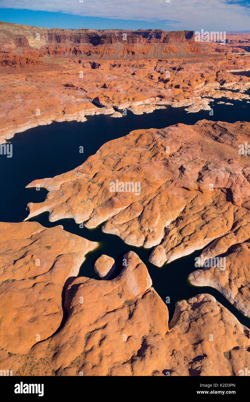 Vue aérienne du lac Powell, près de Page, Arizona et la frontière de l'Utah, USA, février 2015. Le lac Powell est un réservoir sur la rivière Colorado, et est le deuxième plus grand lac artificiel des Etats-Unis. Banque D'Images