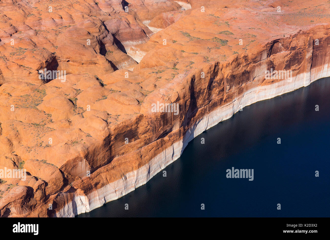 Vue aérienne de falaises au bord du lac Powell, près de Page, Arizona, sur la frontière de l'Utah, USA, février 2015. Le lac Powell est un réservoir sur la rivière Colorado, et est le deuxième plus grand lac artificiel des Etats-Unis. Banque D'Images