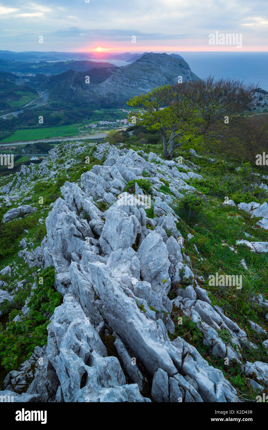 Vue depuis la montagne vers la mer Cerredo, Castro Urdiales, Cantabria, Espagne, Avril 2015. Banque D'Images