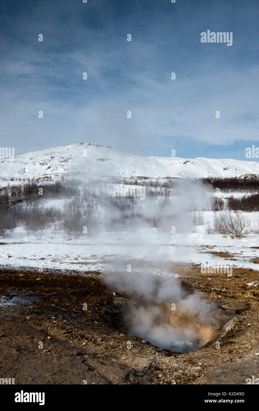 Petit évent géothermique de Geysir au Salon de Printemps, au sud-ouest de l'Islande, mars 2015. Banque D'Images Petit évent géothermique de Geysir au Salon de Printemps, au sud-ouest de l'Islande, mars 2015. Banque D'Images