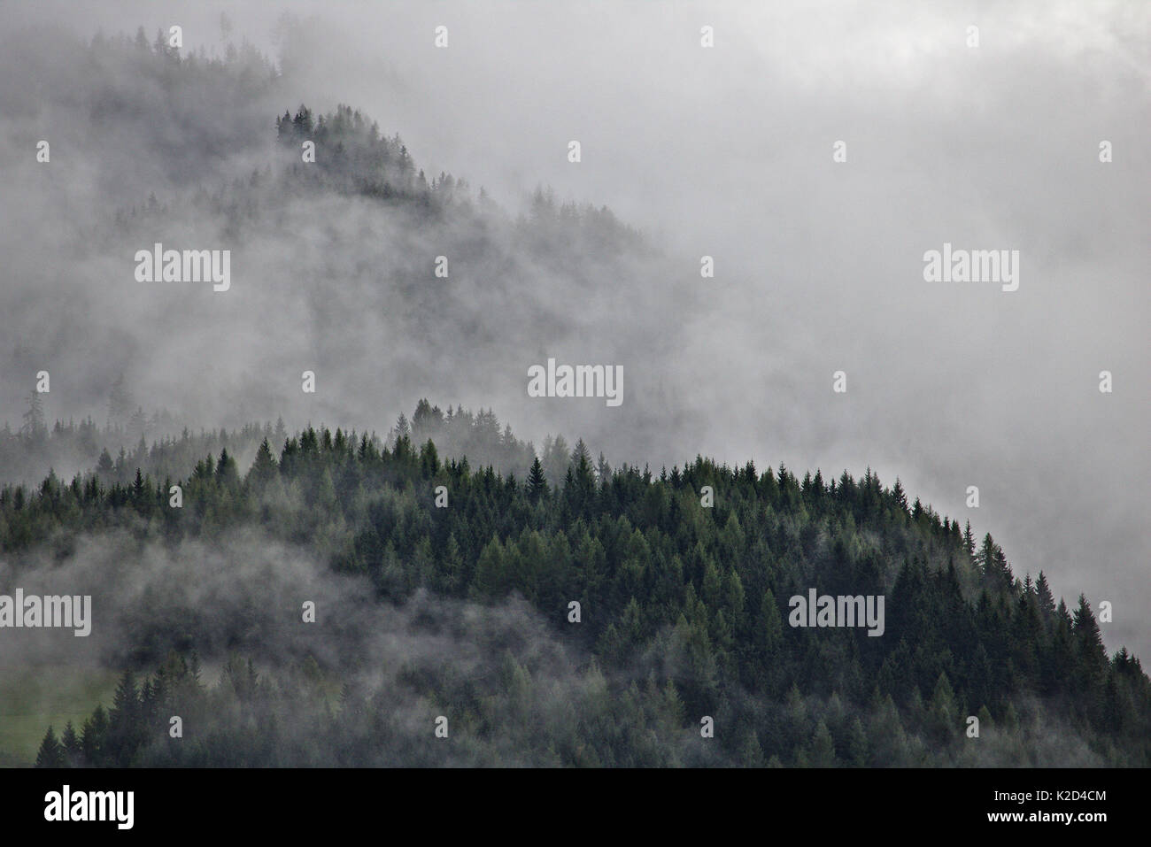 Chaînes de montagnes dans les Alpes autrichiennes partie obscurci par la brume et les nuages Banque D'Images