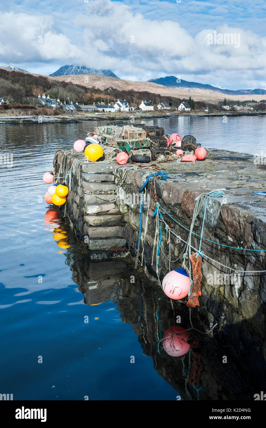 Des casiers à homard et de bouées sur une jetée à Craighouse, Jura, Hébrides intérieures, l'Écosse, avril 2014. Banque D'Images