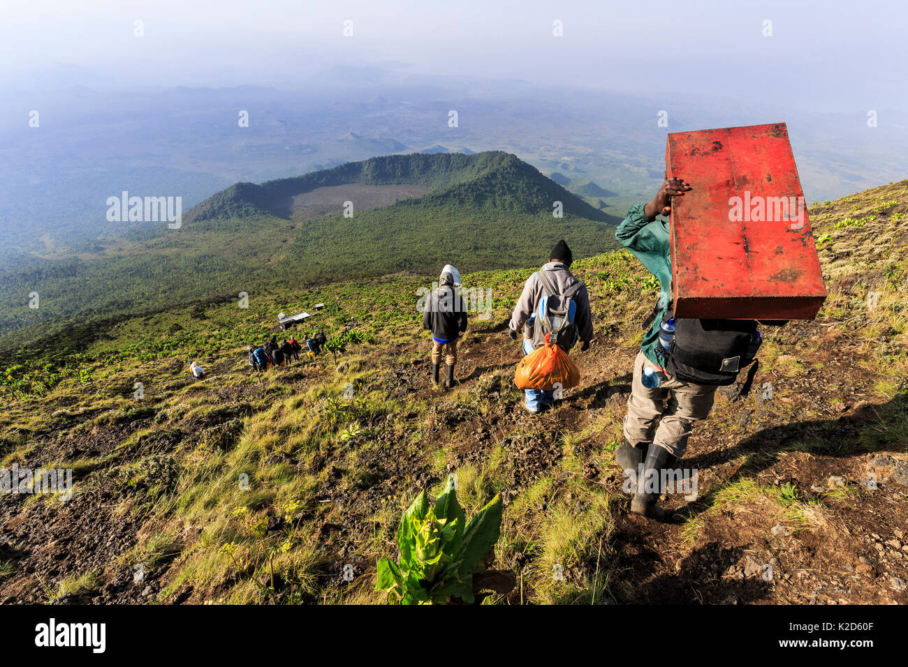 Porteurs transportant des bagages et de l'équipement vers le bas de la volcan Nyiragongo, République démocratique du Congo (RDC). Septembre 2015. Banque D'Images