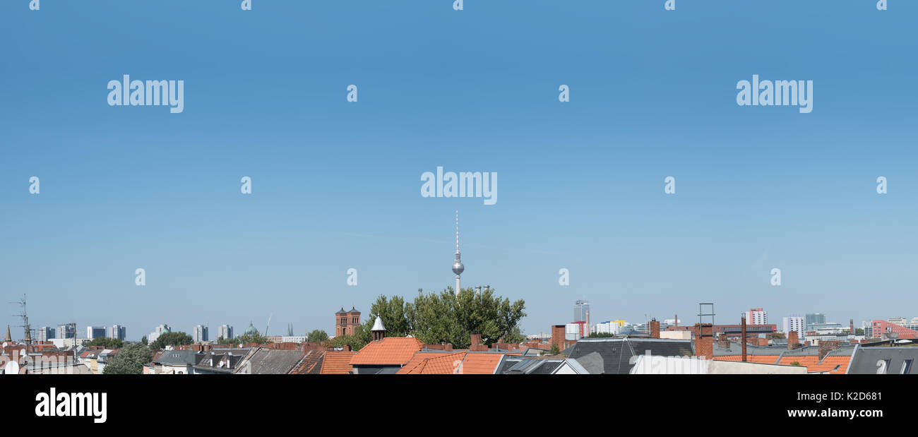 Vue sur les toits de la ville de Berlin, Berlin skyline avec tv tower et ciel bleu Banque D'Images