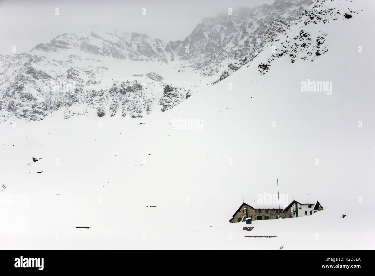Vittorio Sella refuge en montagne enneigée en hiver, Parc National du Grand Paradis, en Italie, en novembre. Banque D'Images