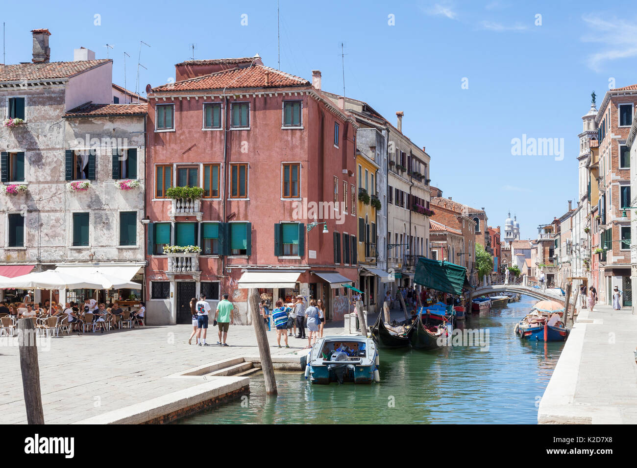 Campo San Barnaba pittoresque et Rio de San Barnaba, Dorsoduro, Venise, Vénétie, Italie avec gondoles amarrés dans le canal et les touristes de manger Banque D'Images