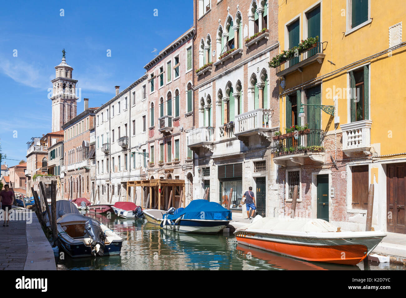 Vue vers le bas Rio de San Barnaba, Dorsoduro, Venise, Italie, un pittoresque canal arrière avec palazzos et bateaux amarrés sur un beau matin d'été. Les deux wal Banque D'Images