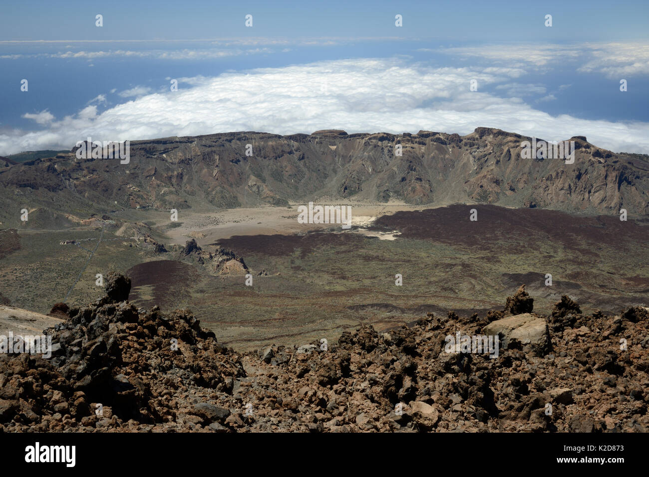 Sommaire des balades à partir de la caldera de Las Canadas 3718m sommet du mont Teide, la plus haute montagne en Espagne, avec d'anciennes coulées de lave et de dépôts de pierre ponce, avec des nuages sur la mer en arrière-plan, Tenerife, mai. Banque D'Images