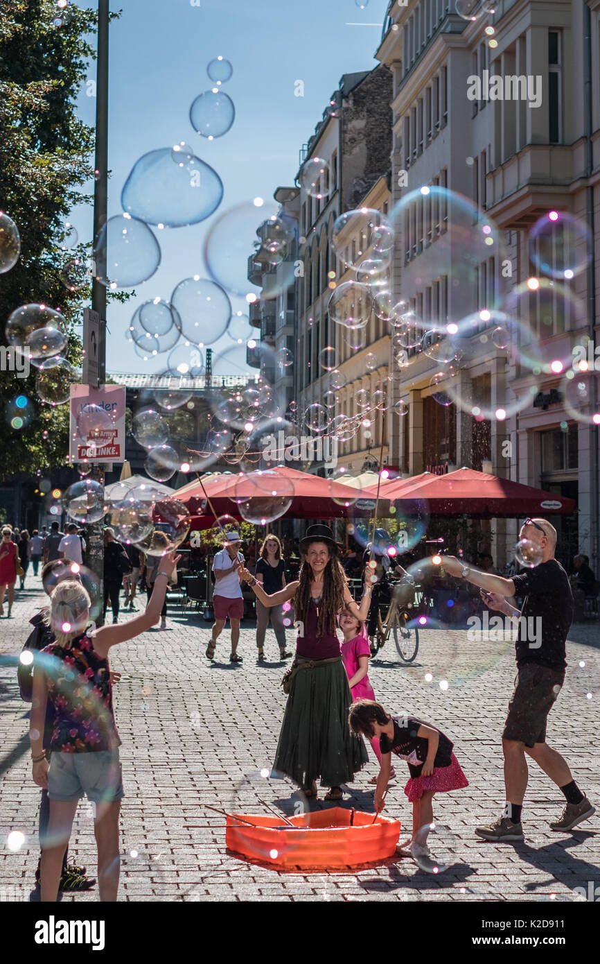 Berlin, Allemagne . 29 août 2017 : Jeune fille faisant des bulles de savon sur une journée ensoleillée sur la rue à Berlin, Allemagne. Banque D'Images