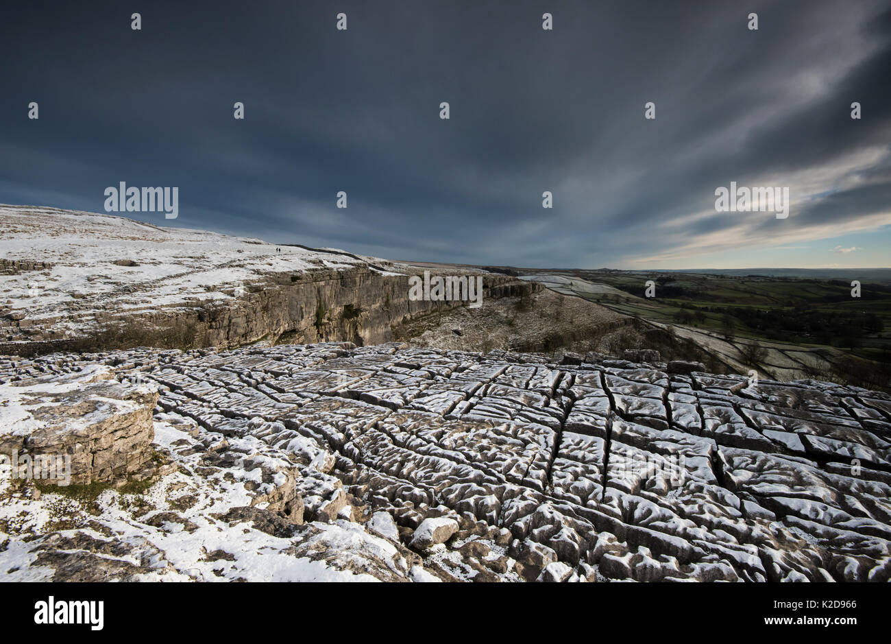 Au-dessus de la chaussée calcaire carbonifère Malham Cove, avec fine couche de neige, Yorkshire, UK. Janvier 2014 Banque D'Images Au-dessus de la chaussée calcaire carbonifère Malham Cove, avec fine couche de neige, Yorkshire, UK. Janvier 2014 Banque D'Images