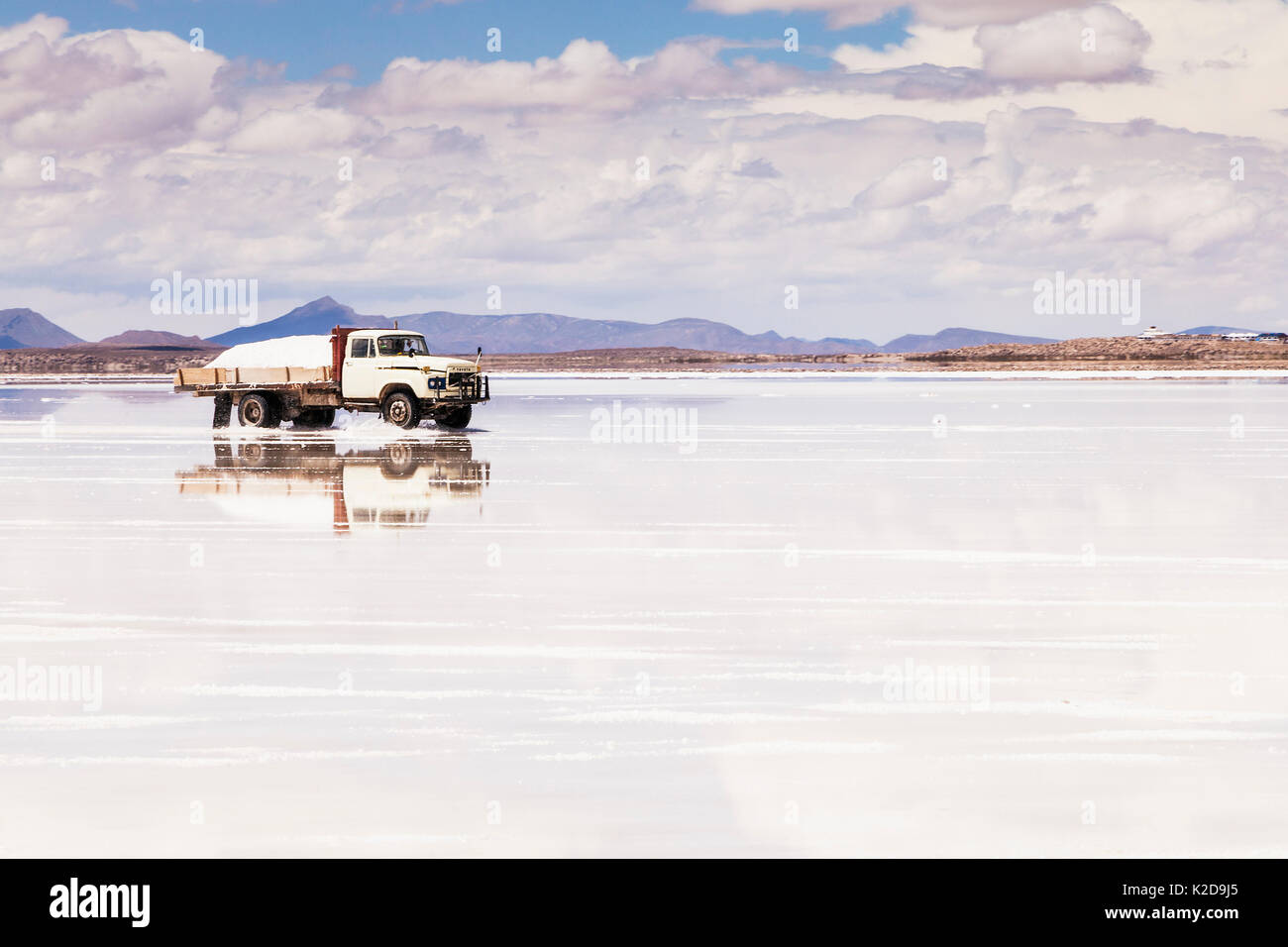 La récolte du sel sur Salar de Uyuni, le désert d'Atacama, la Bolivie. Décembre 2013. Banque D'Images