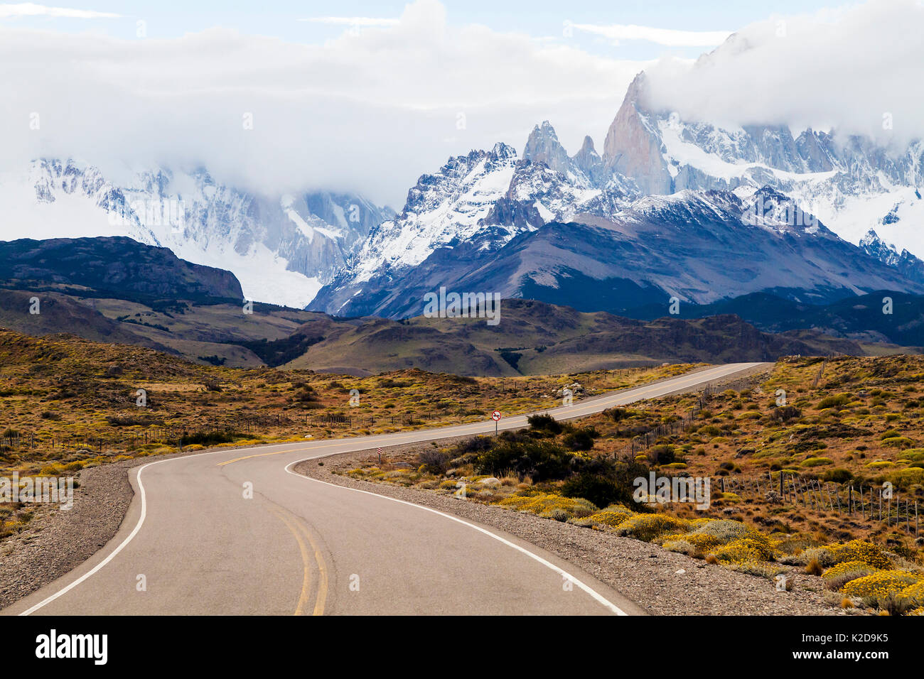 Route 40 dans la steppe de Patagonie, l'Argentine, l'approche d'El Chalten et les montagnes de Fitzroy, janvier 2014. Banque D'Images