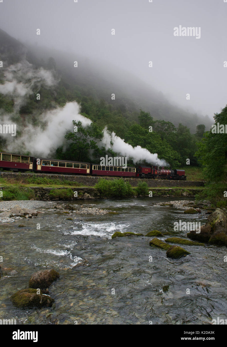 Un train à vapeur entre dans Aberglaslyn Pass, le long de la rivière Glaslyn, près de Beddgelert, Pays de Galles, Royaume-Uni Juin Banque D'Images Un train à vapeur entre dans Aberglaslyn Pass, le long de la rivière Glaslyn, près de Beddgelert, Pays de Galles, Royaume-Uni Juin Banque D'Images