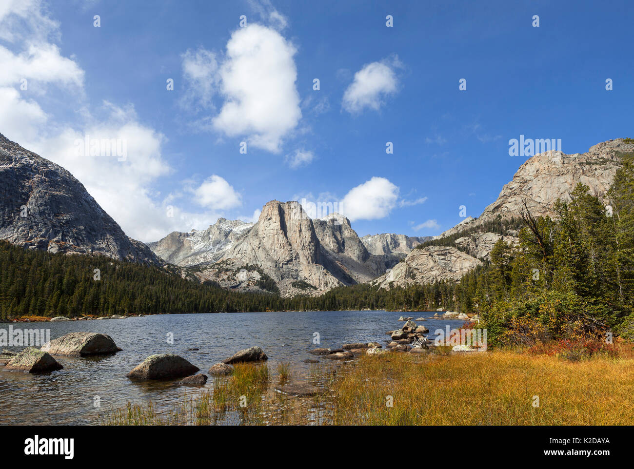 Cathedral Peak de Middle Lake, Popo Agie Wilderness, Wind River Range, forêt nationale de Shoshone, Wyoming, USA. Septembre 2015. Banque D'Images