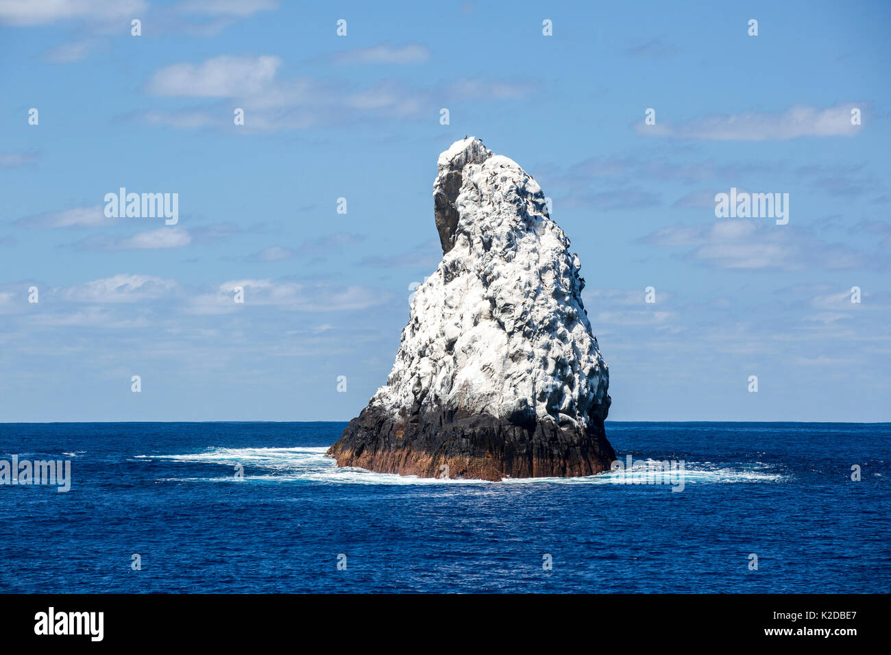 Roca Partida, une petite île de roche couverts en blanc les fientes des oiseaux dans la Réserve de biosphère de l'archipel de Revillagigedo, Socorro Islands, l'ouest du Mexique Banque D'Images