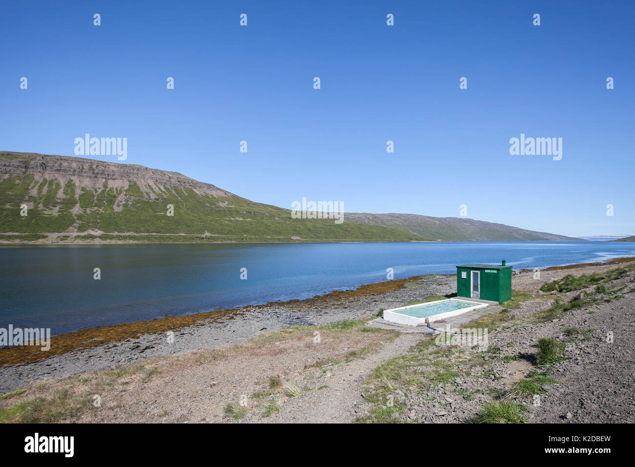 Petit hotpool thermique et en refuge sur la rive de l'Westfjords, Islande, juin 2011. Banque D'Images