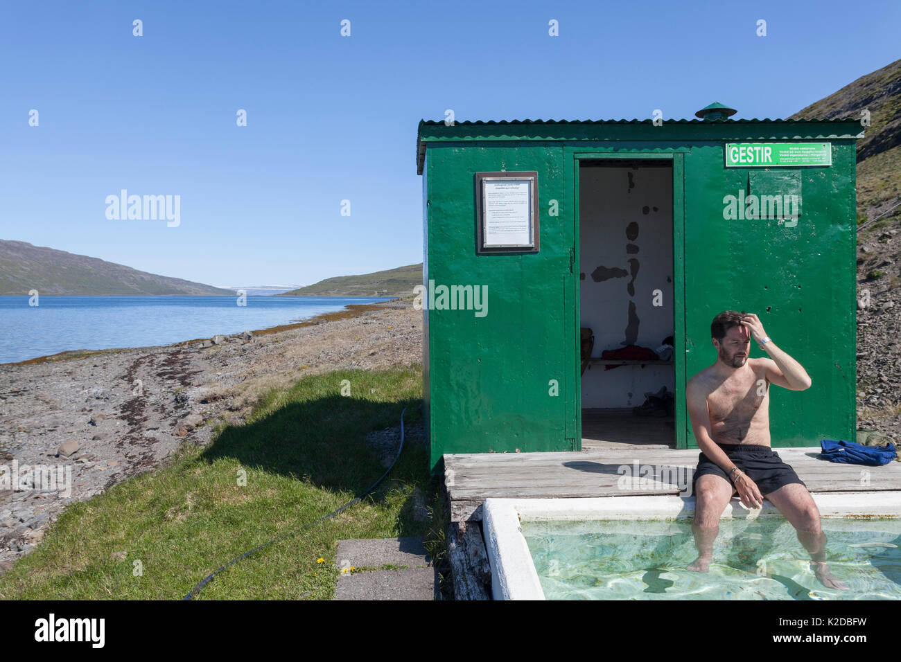 Détente à l'homme hotpool thermique, Westfjords, Islande. Juin 2011. Parution du modèle Banque D'Images