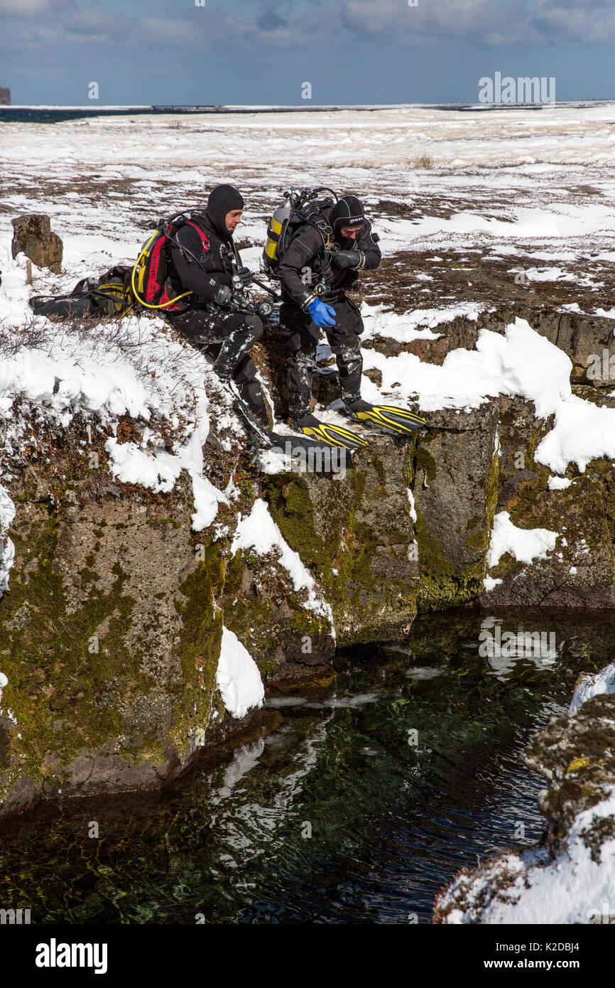 Les plongeurs se préparent à aller à l'intérieur de la fissure volcanique, Nesgja dans le Parc National de Asbyrgi, le nord de l'Islande Banque D'Images