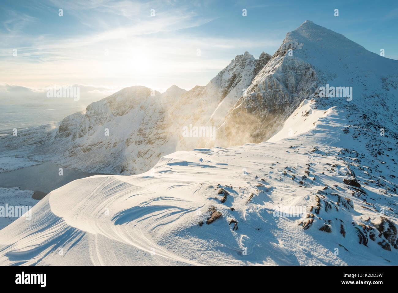 Sgurr Fiona s'élève depuis un bealach sur un Teallach, Ullapool, Highlands d'Ecosse, Royaume-Uni, janvier 2016. Banque D'Images