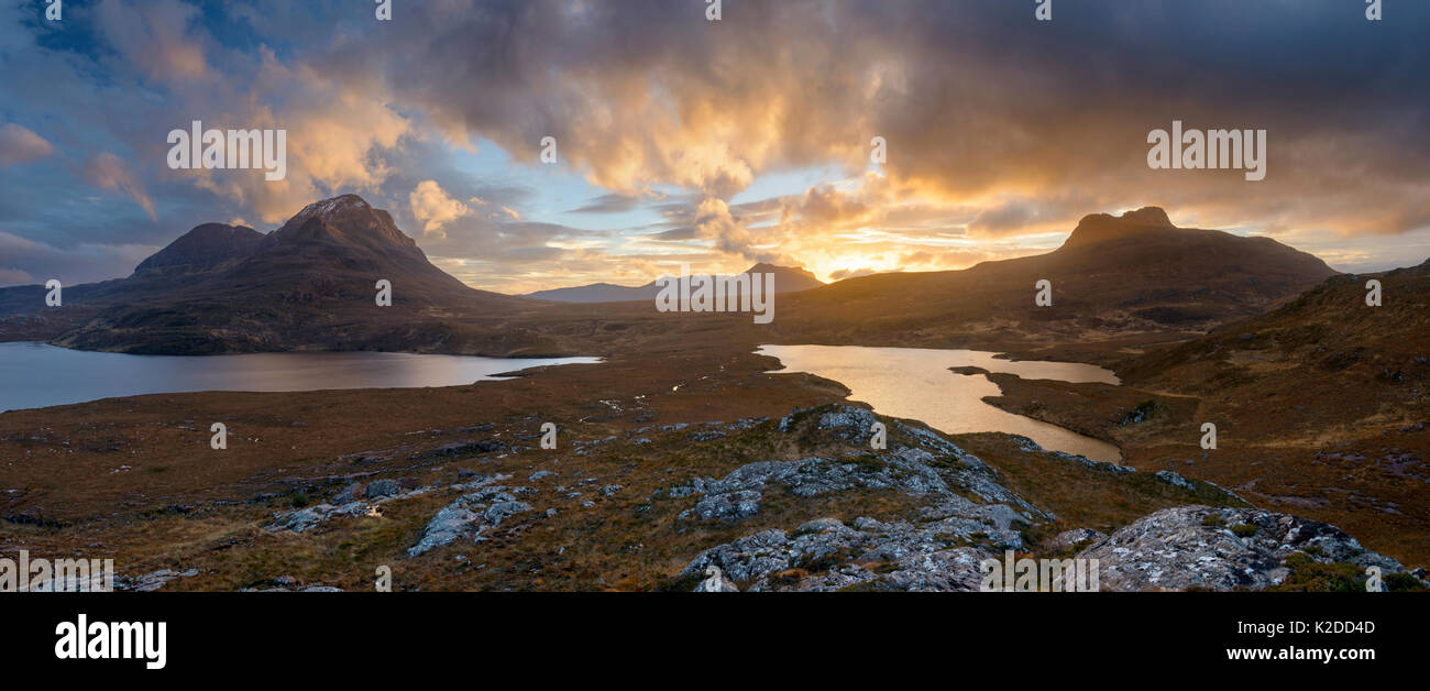 Coucher de soleil sur le Loch Assynt et lon na Uamha. Assynt, Highlands d'Ecosse, Royaume-Uni, janvier 2016. Banque D'Images