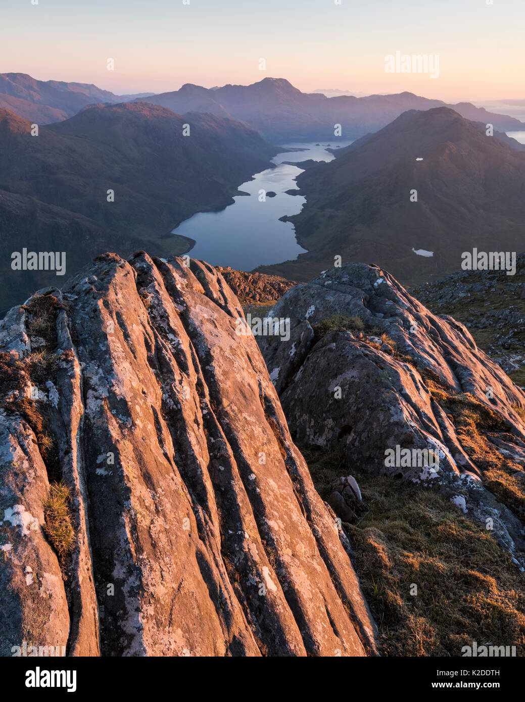 Rock formations sur Bhudhie Bheinn éclairées par le soleil couchant. Knoydart, Écosse, Royaume-Uni, juin 2016. Banque D'Images