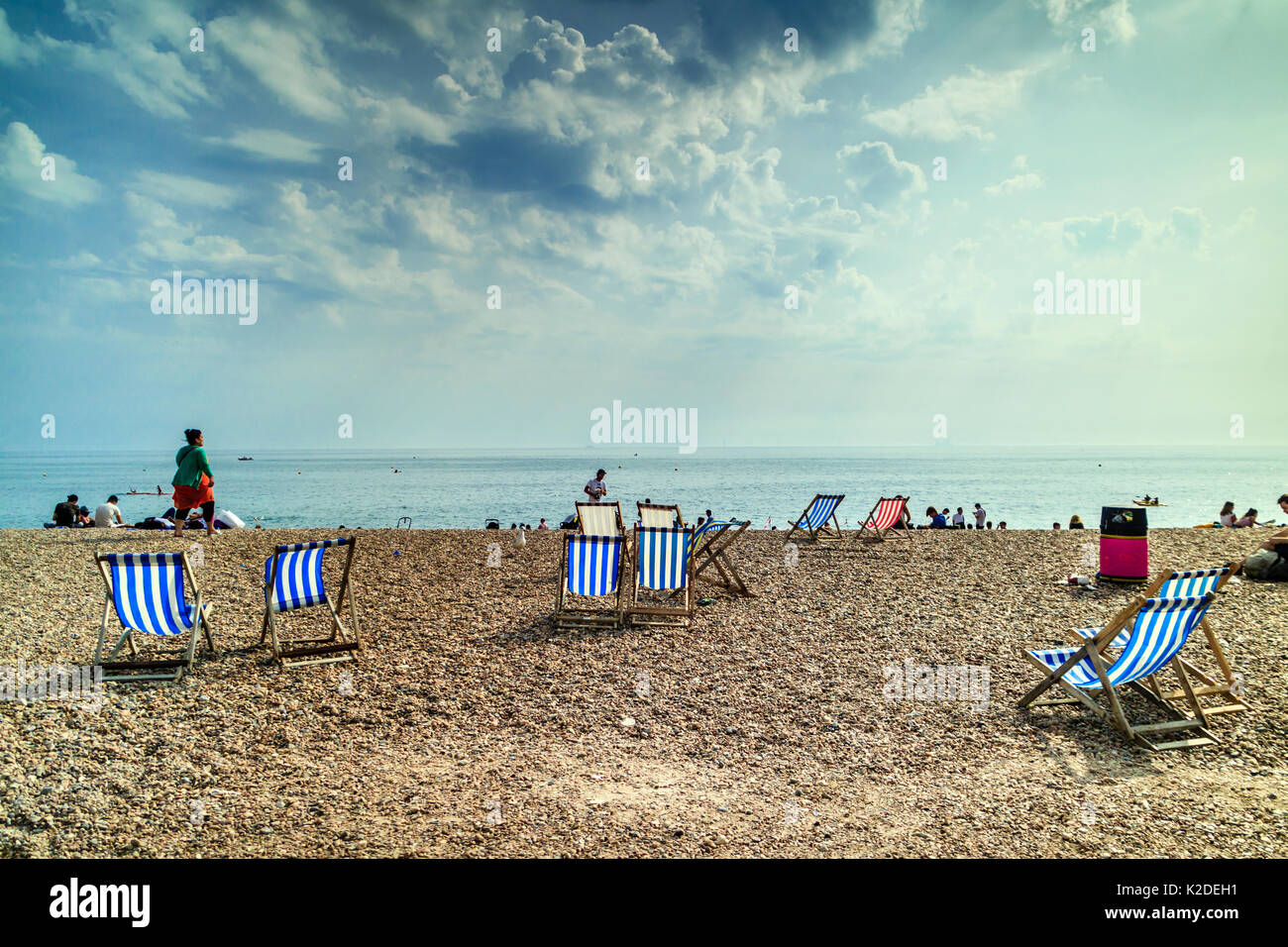 Les gens se détendre sur la plage de Brighton, Brighton, Sussex, UK, Été 2017 Banque D'Images