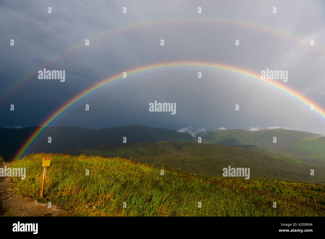Rainbow au sommet du Mont Ernest Laforce dans le Parc National de la Gaspésie avec chaînes de montagne dans l'arrière-plan Banque D'Images
