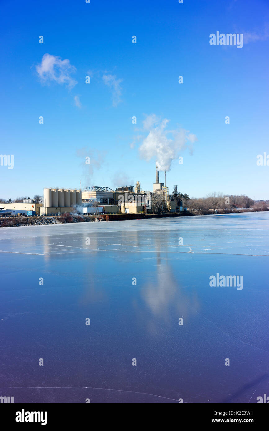 Une usine sur les rives de la rivière proche de manitowoc congelé. Banque D'Images