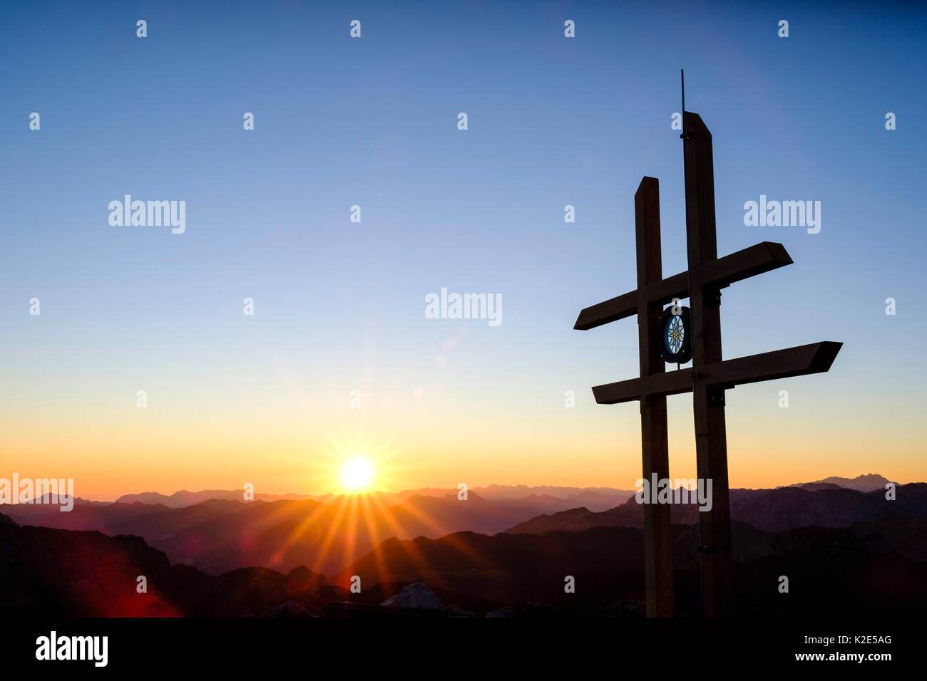 Lever du soleil au sommet cross Kahlersberg, 2.350m, Alpes de Berchtesgaden, Allemagne, derrière les Alpes Calcaires du Nord, Autriche Banque D'Images