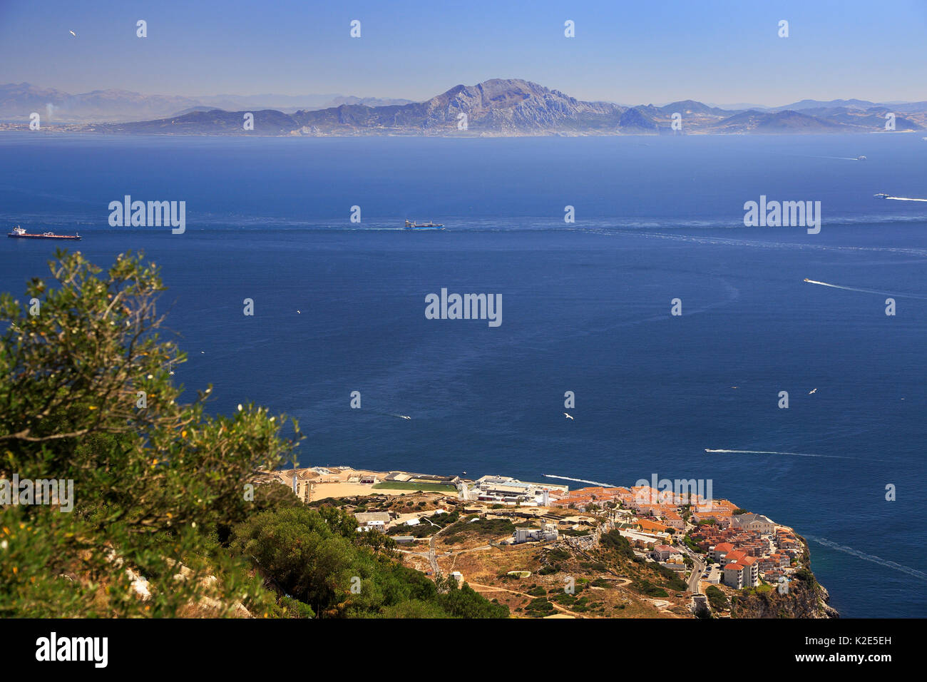 Détroit de Gibraltar avec l'arrière-plan sur les montagnes africaines (Maroc) Banque D'Images
