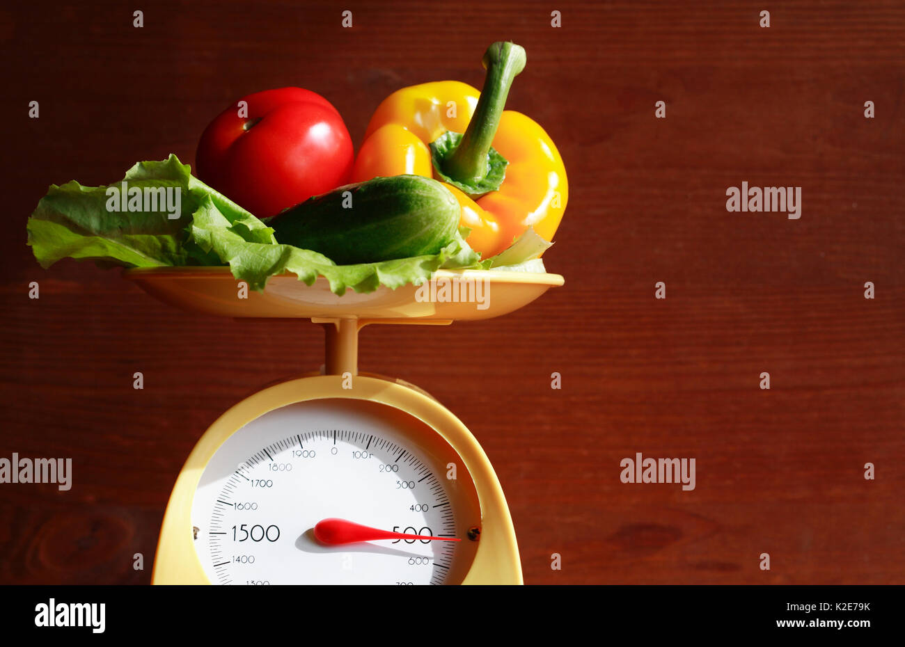 La vie toujours avec balance de cuisine moderne et de légumes sur fond de bois Banque D'Images