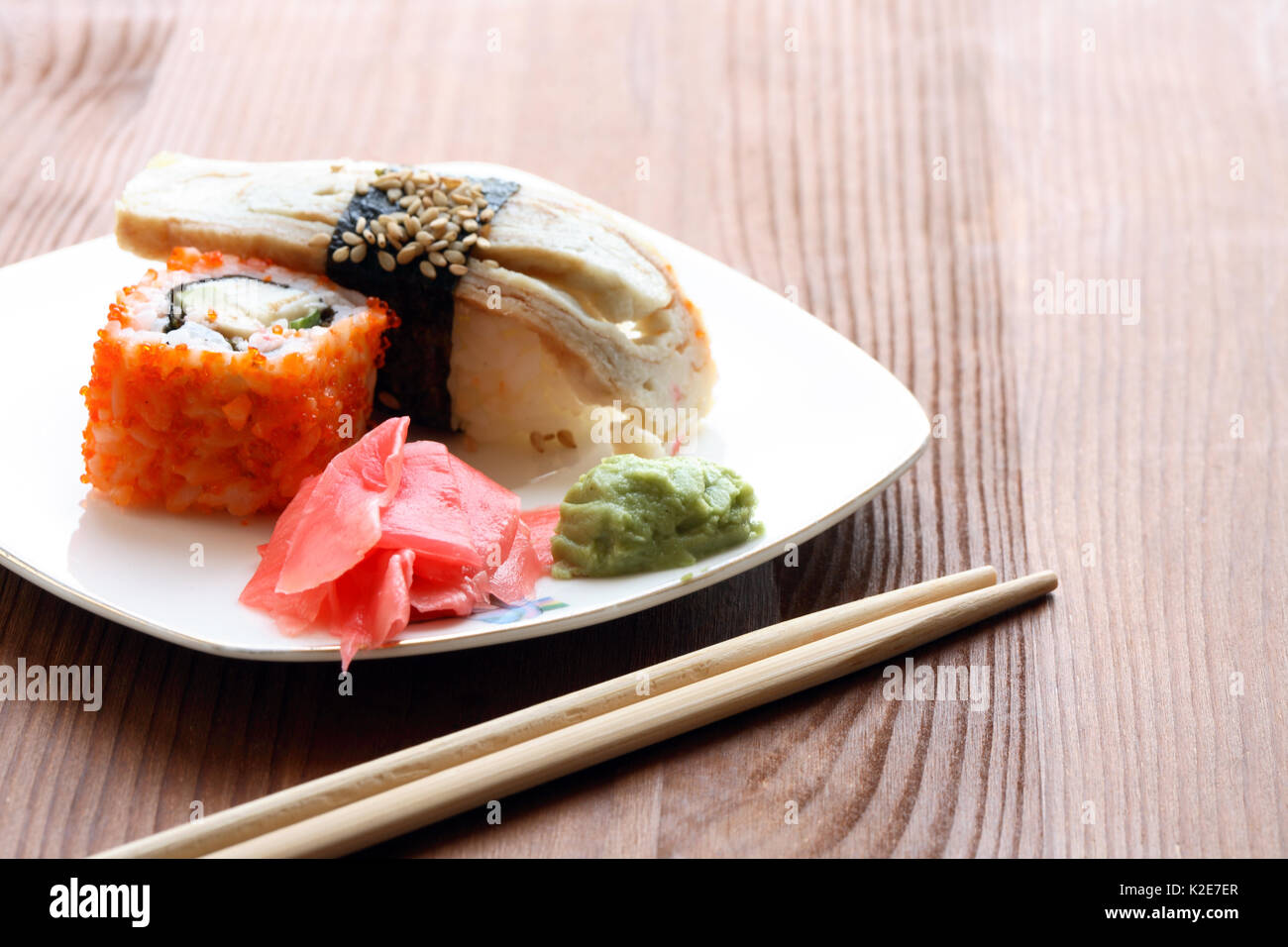 Traditionnel japonais sushi cuit et baguettes sur surface en bois Banque D'Images