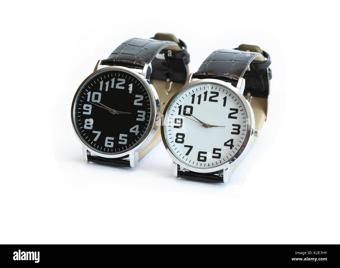 Paire de montres-bracelet noir et blanc moderne Banque D'Images