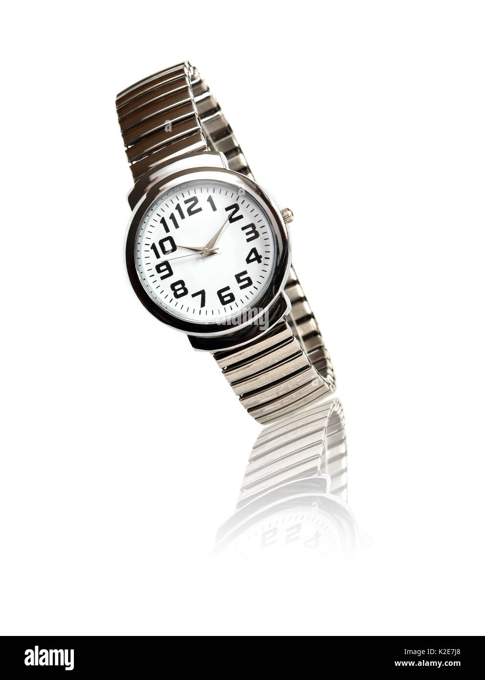 Bracelet en acier avec bracelet moderne sur fond blanc Banque D'Images