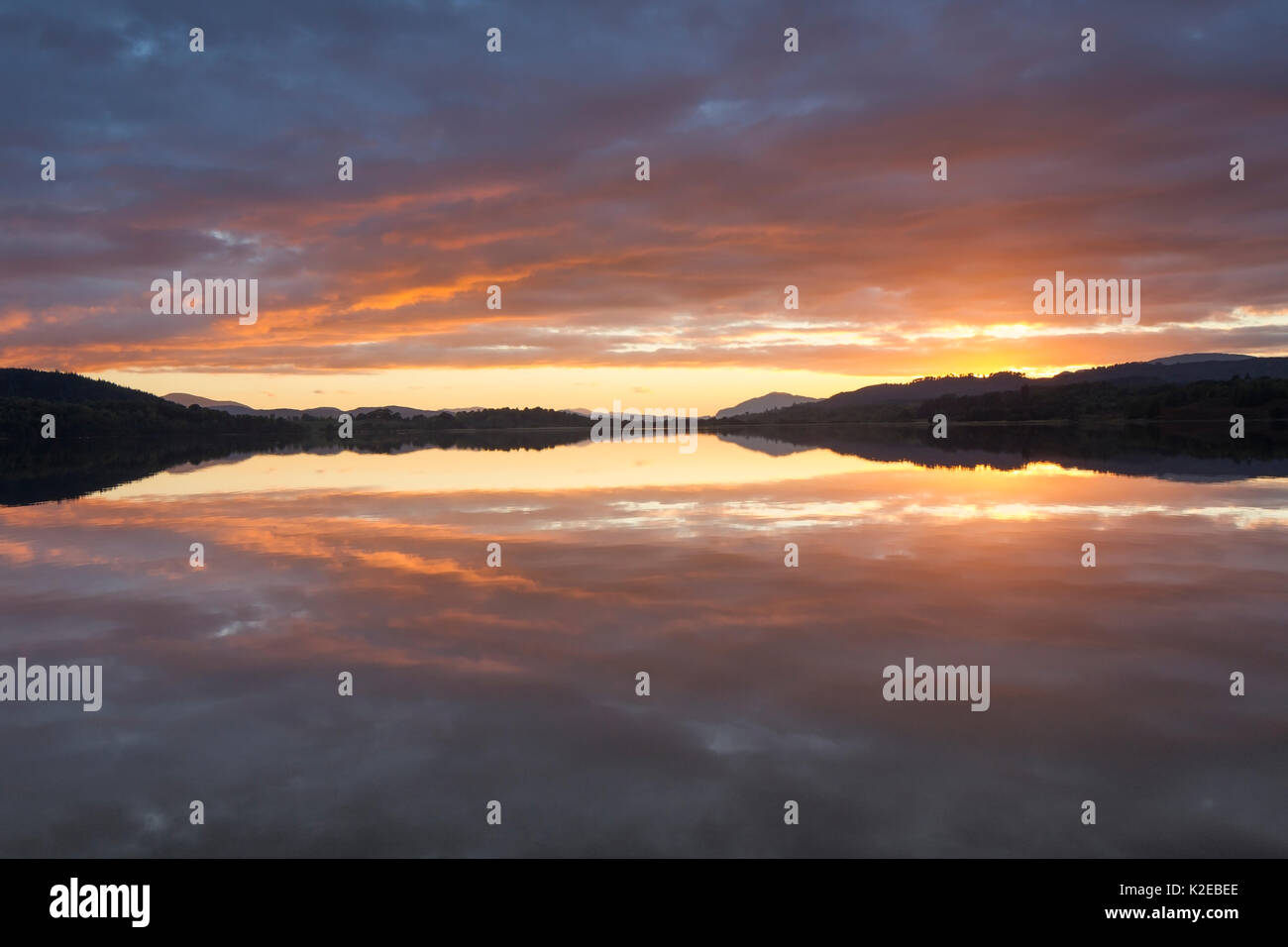 Coucher du soleil sur le Loch Insh, Parc National de Cairngorms, en Écosse, au Royaume-Uni, en octobre 2013. Banque D'Images