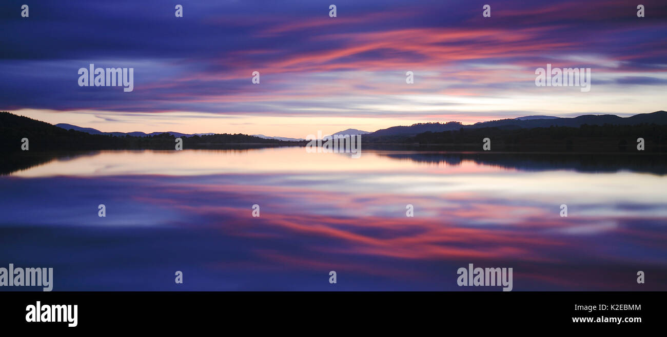 Coucher du soleil sur le Loch Insh, Parc National de Cairngorms, en Écosse, au Royaume-Uni, en octobre 2013. Banque D'Images