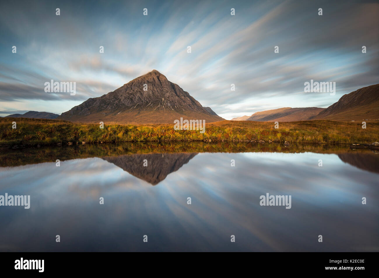 Stob Dearg reflète dans Coupall La rivière à l'aube, Glencoe, Lochaber, Écosse, Royaume-Uni, octobre 2014. Banque D'Images