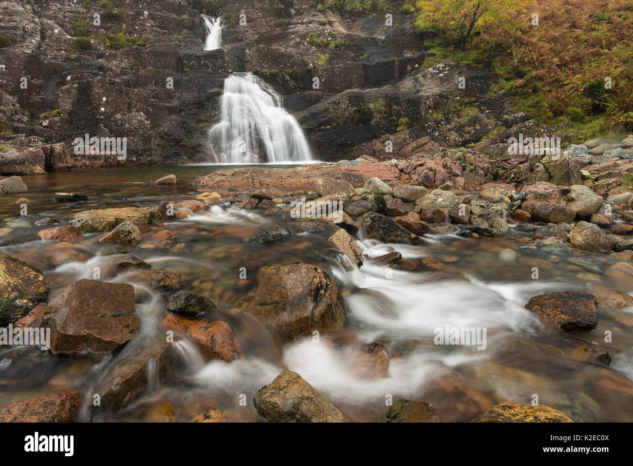 Allt Lairig Eilde circulant dans l'étude, Glencoe, Lochaber, Écosse, Royaume-Uni, octobre 2014. Banque D'Images