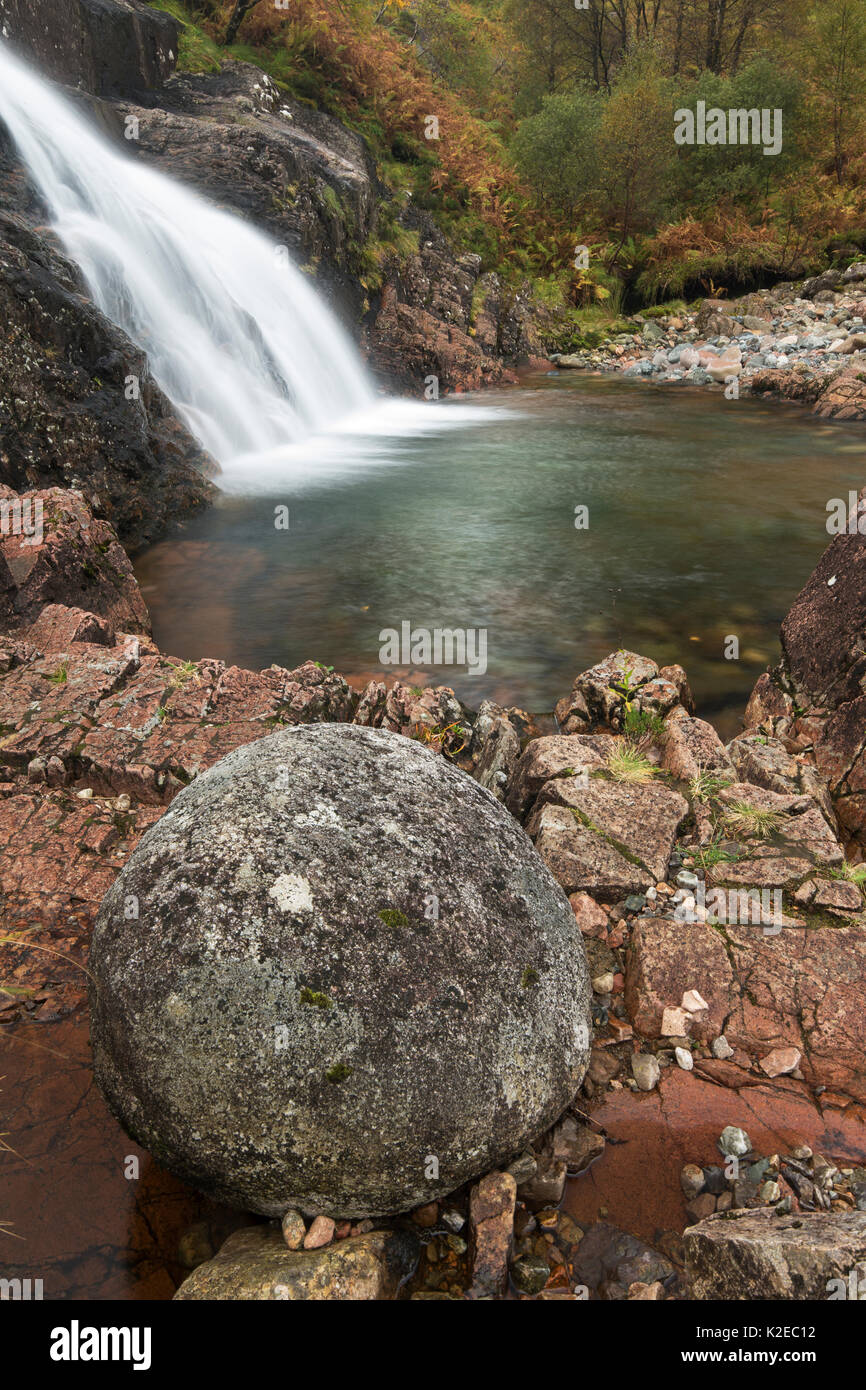 Allt Lairig Eilde circulant dans l'étude, Glencoe, Lochaber, Écosse, Royaume-Uni, octobre 2014. Banque D'Images