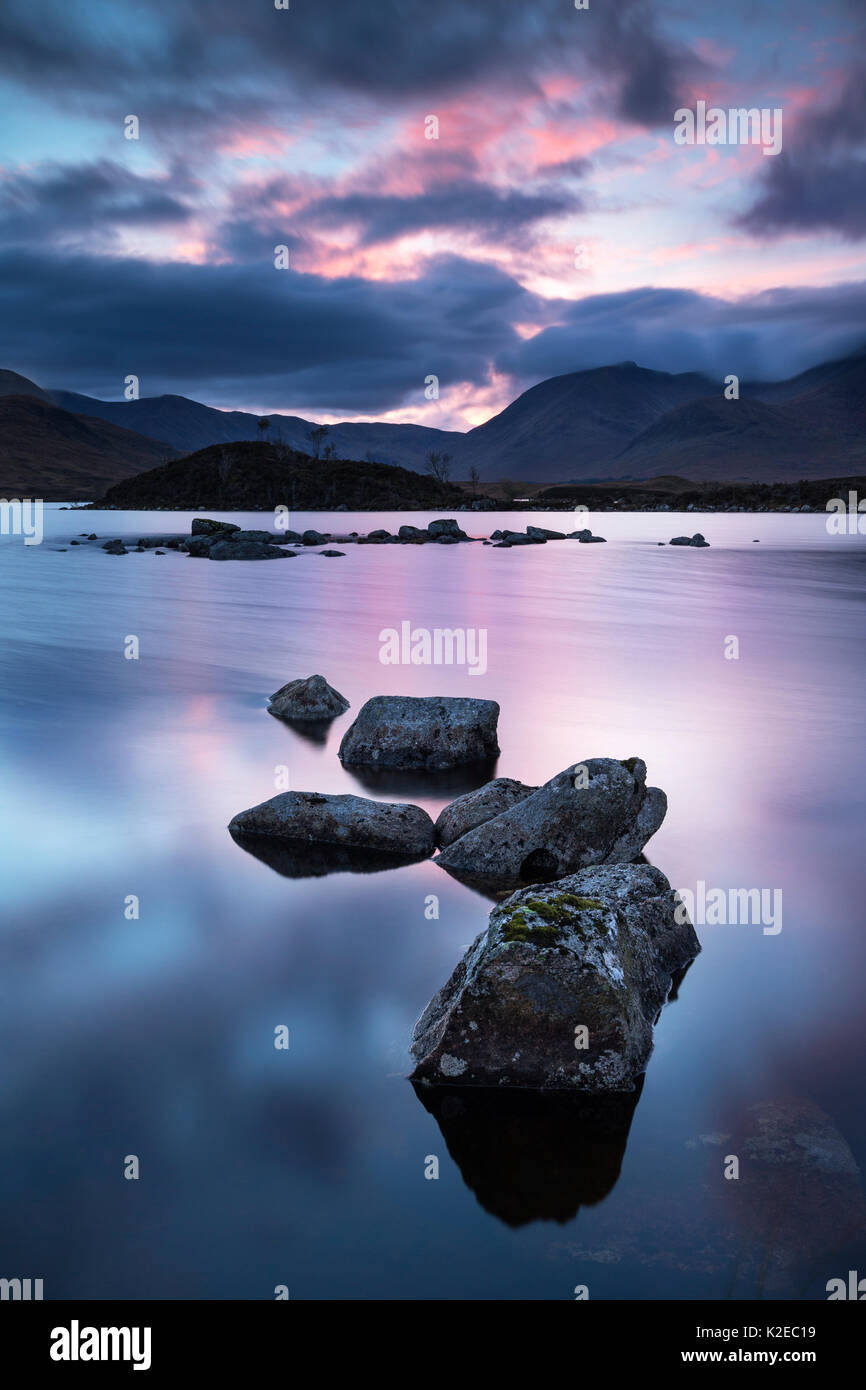 Plus de crépuscule Lochan na h'Aclaise, Rannoch Moor, Glencoe, Lochaber, Écosse, Royaume-Uni, octobre 2014. Banque D'Images