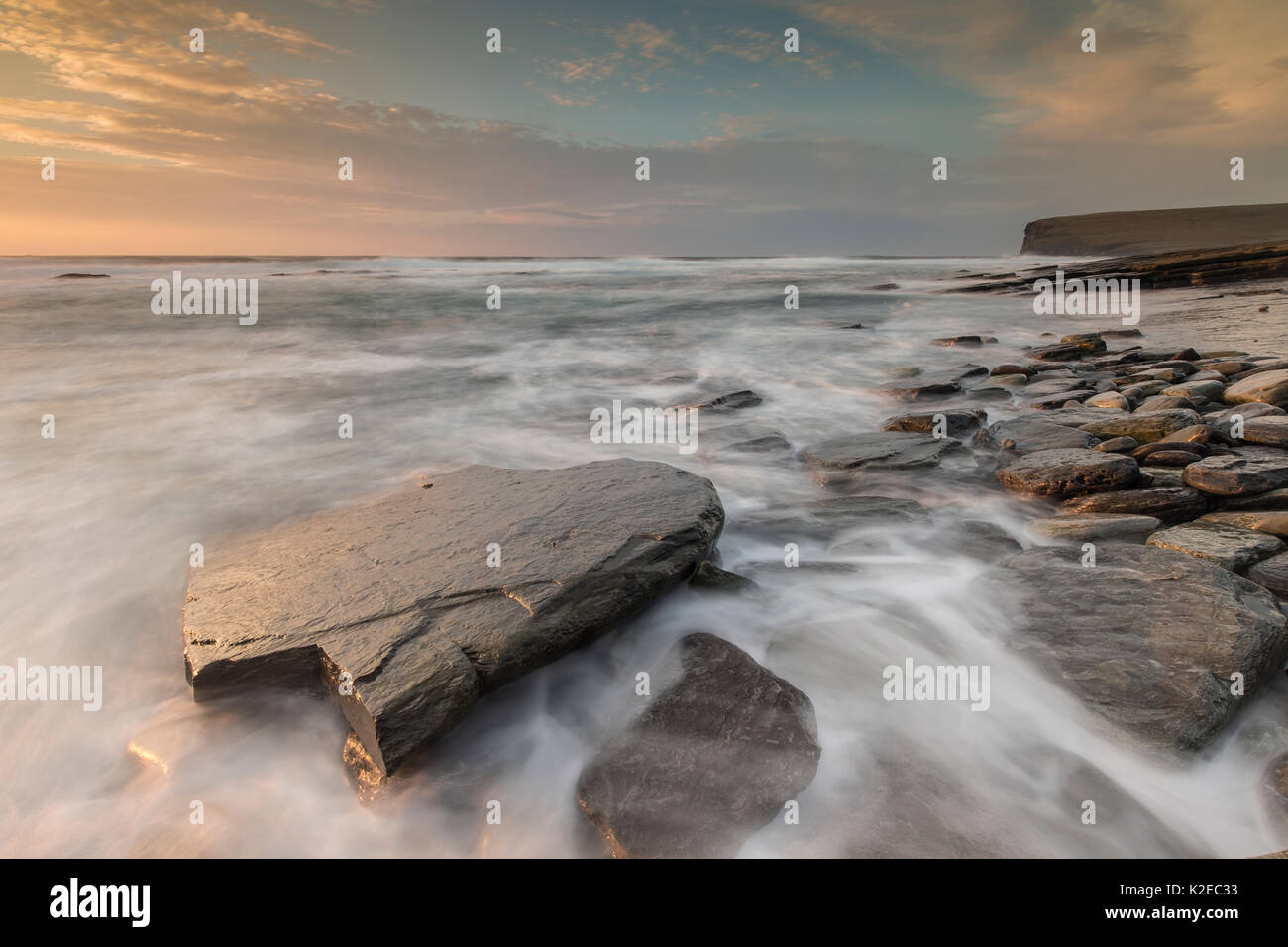 Au crépuscule de l'estran rocheux, Marwick Bay, Orkney, Scotland, UK, novembre 2014. Banque D'Images