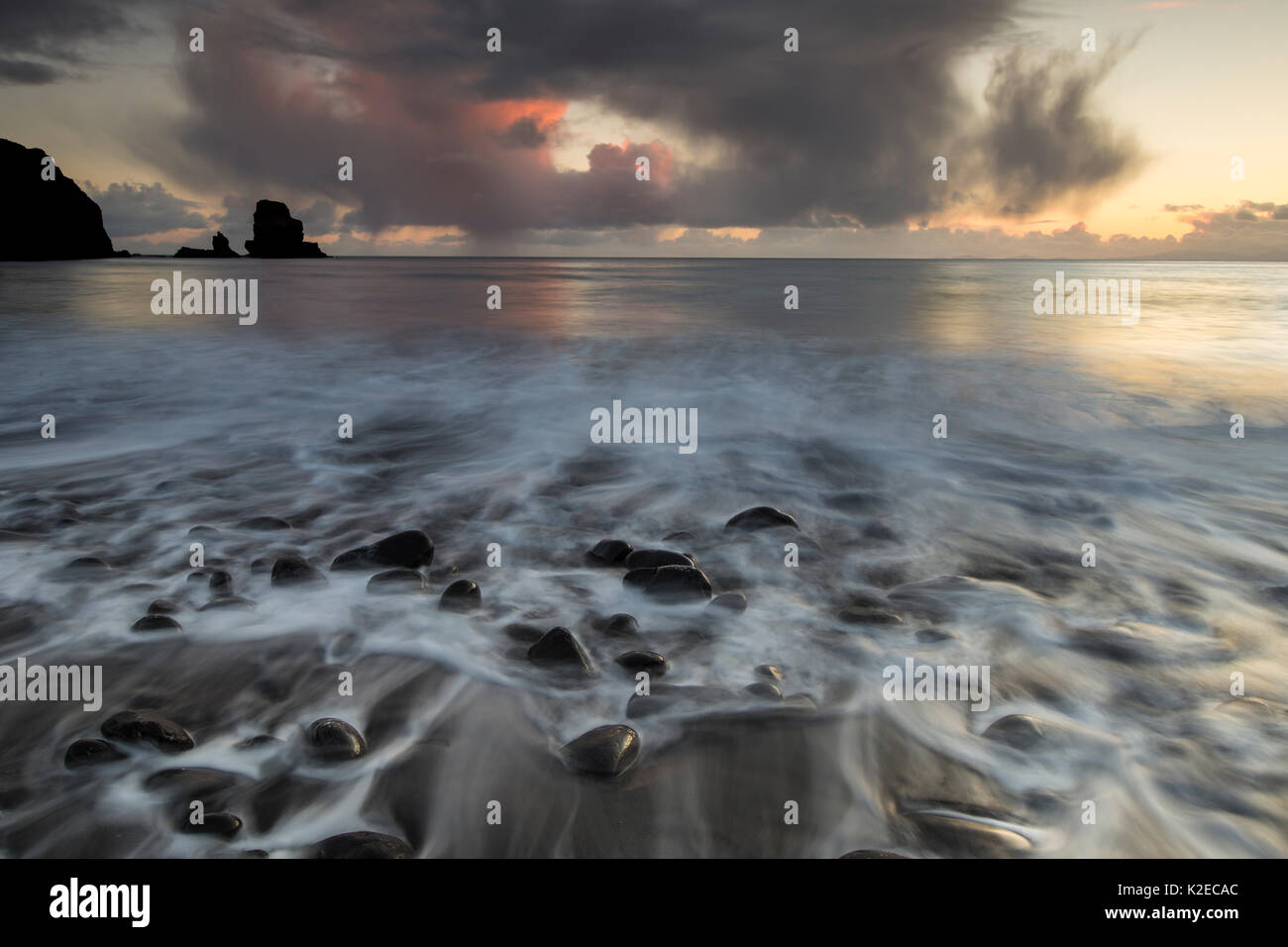 Coucher de soleil sur la baie de Talisker, île de Skye, Hébrides intérieures, Écosse, Royaume-Uni, mars 2015. Banque D'Images