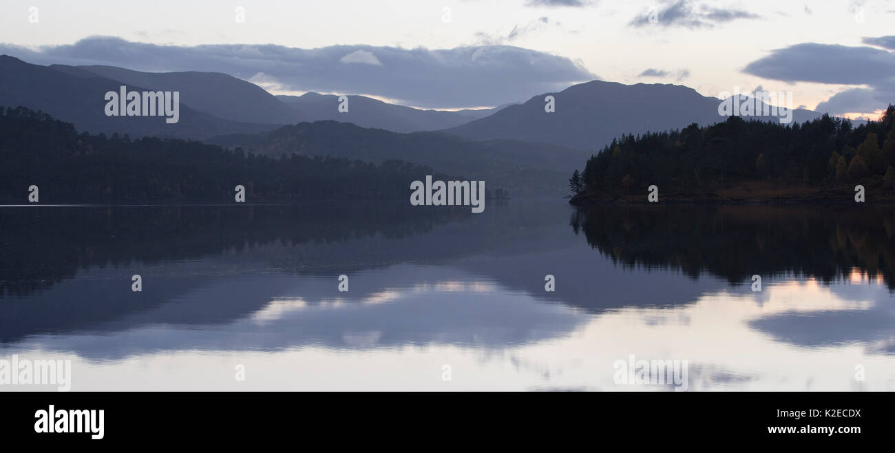 Réflexions au crépuscule le long de Loch Beinn Mheadhoin, une réserve naturelle nationale de Glen Affric, Highland, en Écosse, en octobre 2015. Banque D'Images