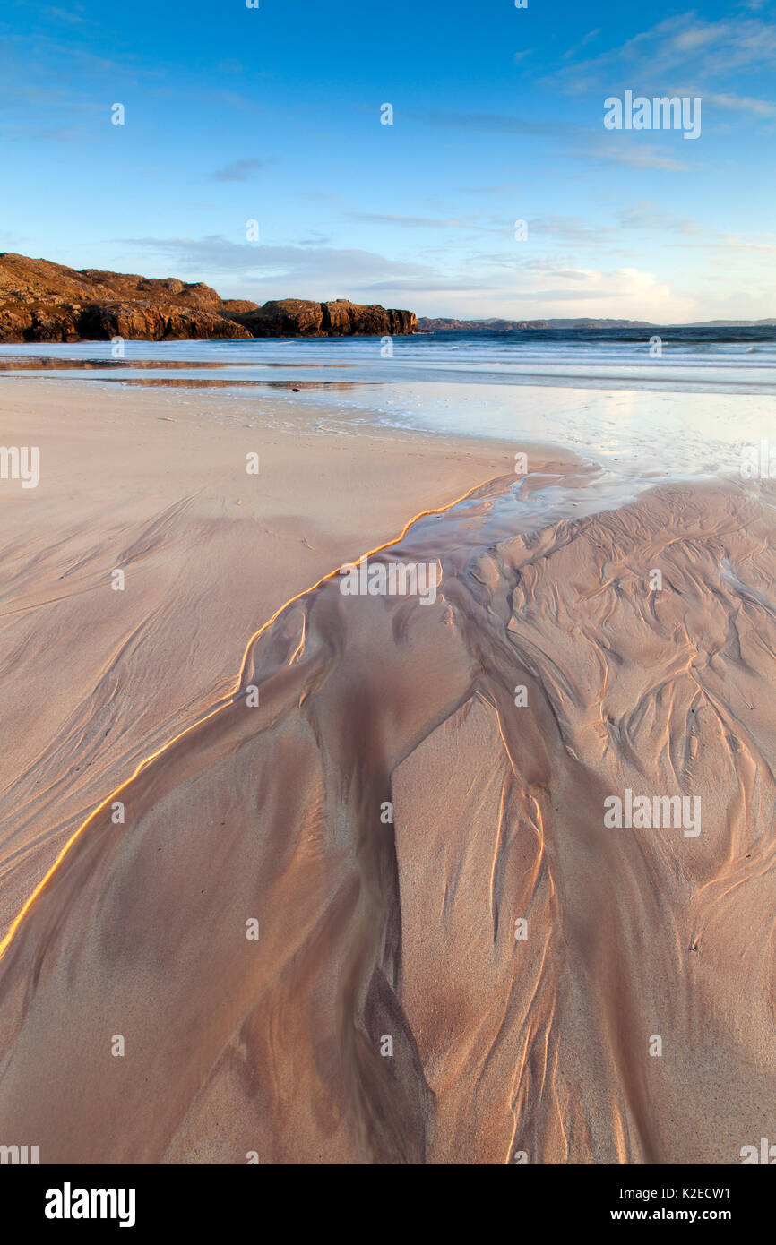 Oldshoremore Beach, le sable des modèles dans la lumière du soir, Kinlochbervie, Sutherland, Scotland, UK, avril 2014. Banque D'Images