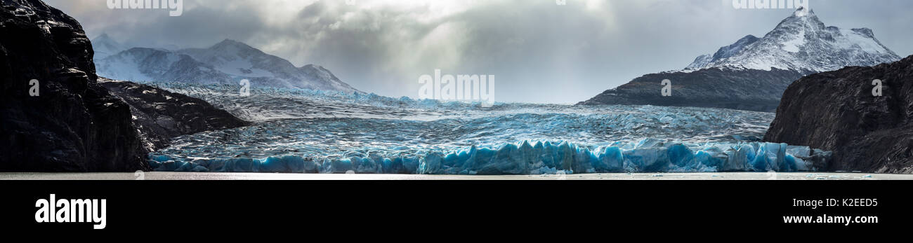 Vue panoramique sur le Glacier Grey dans le Parc National des Torres del Paine, dans le sud de la Patagonie, au Chili. Stitch Panorama. Banque D'Images